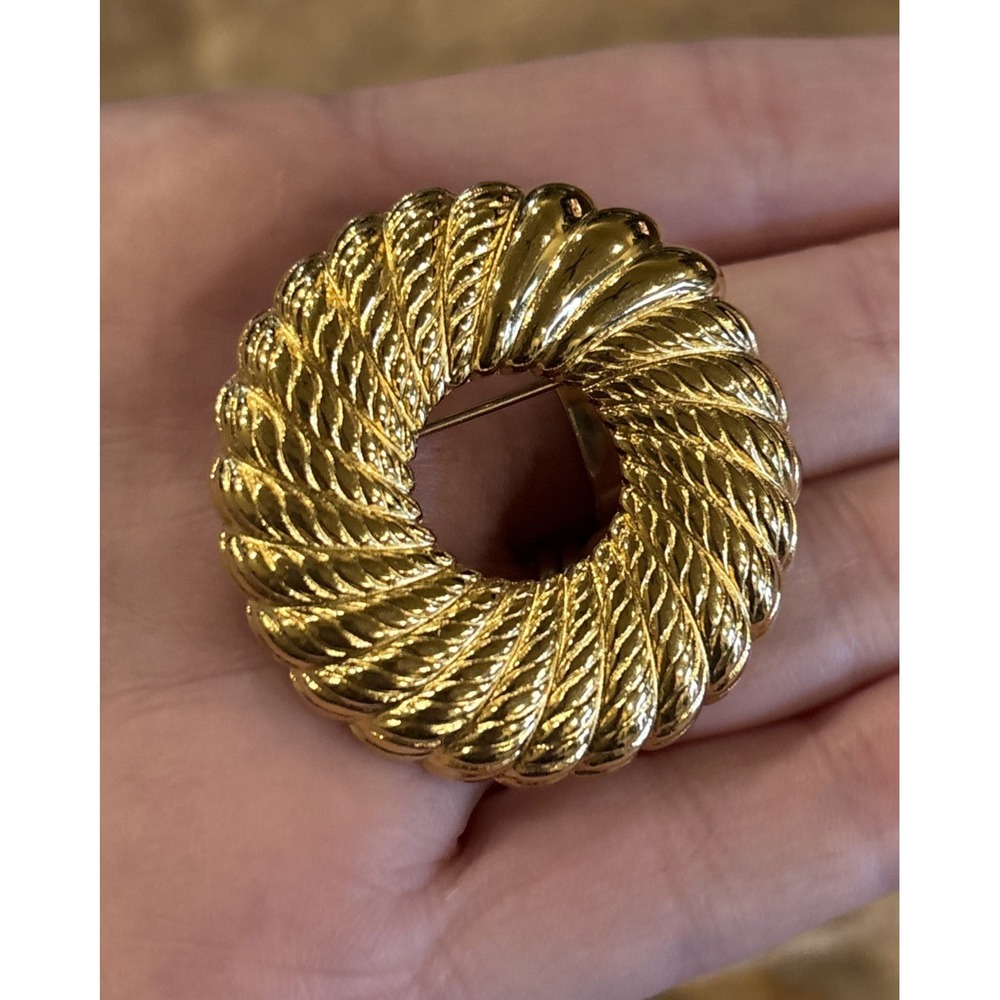 Vintage Signed Monet Twisted Rope Wreath Brooch Pin Gold Tone 80s